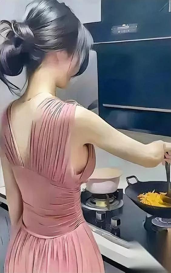 今天去嫂子家蹭饭刚推开门就闻着香味儿钻鼻子凑到厨房门口一看——嫂子正颠着