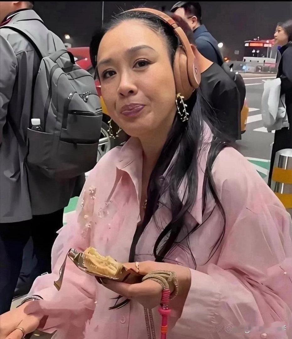 没有滤镜下的钟丽缇，容貌太真实了。​