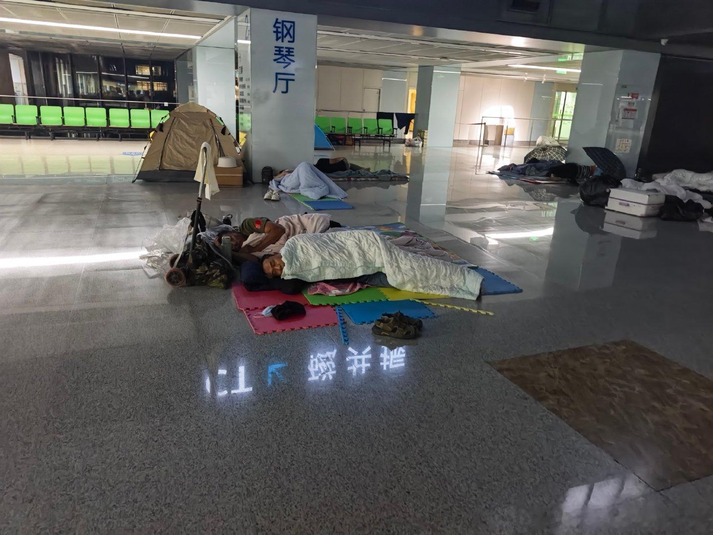 大半夜好多人睡在医院大厅​