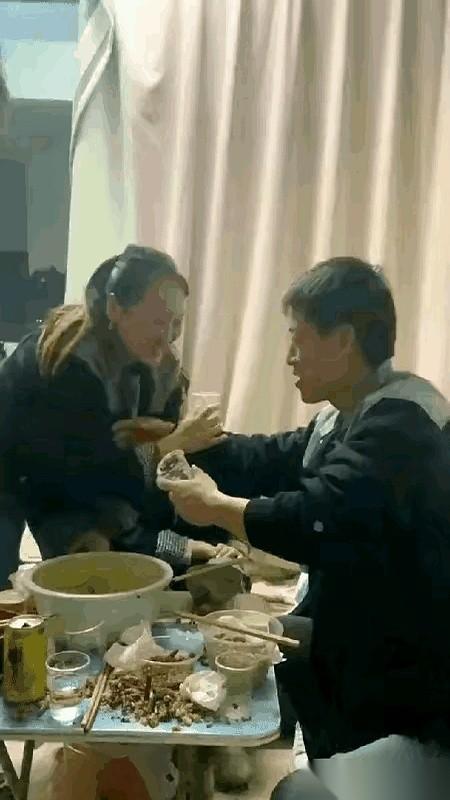 “谁敢亲大哥一下？”话音刚落，一个嫂子二话不说，凑上去“吧唧”就是一口。满桌