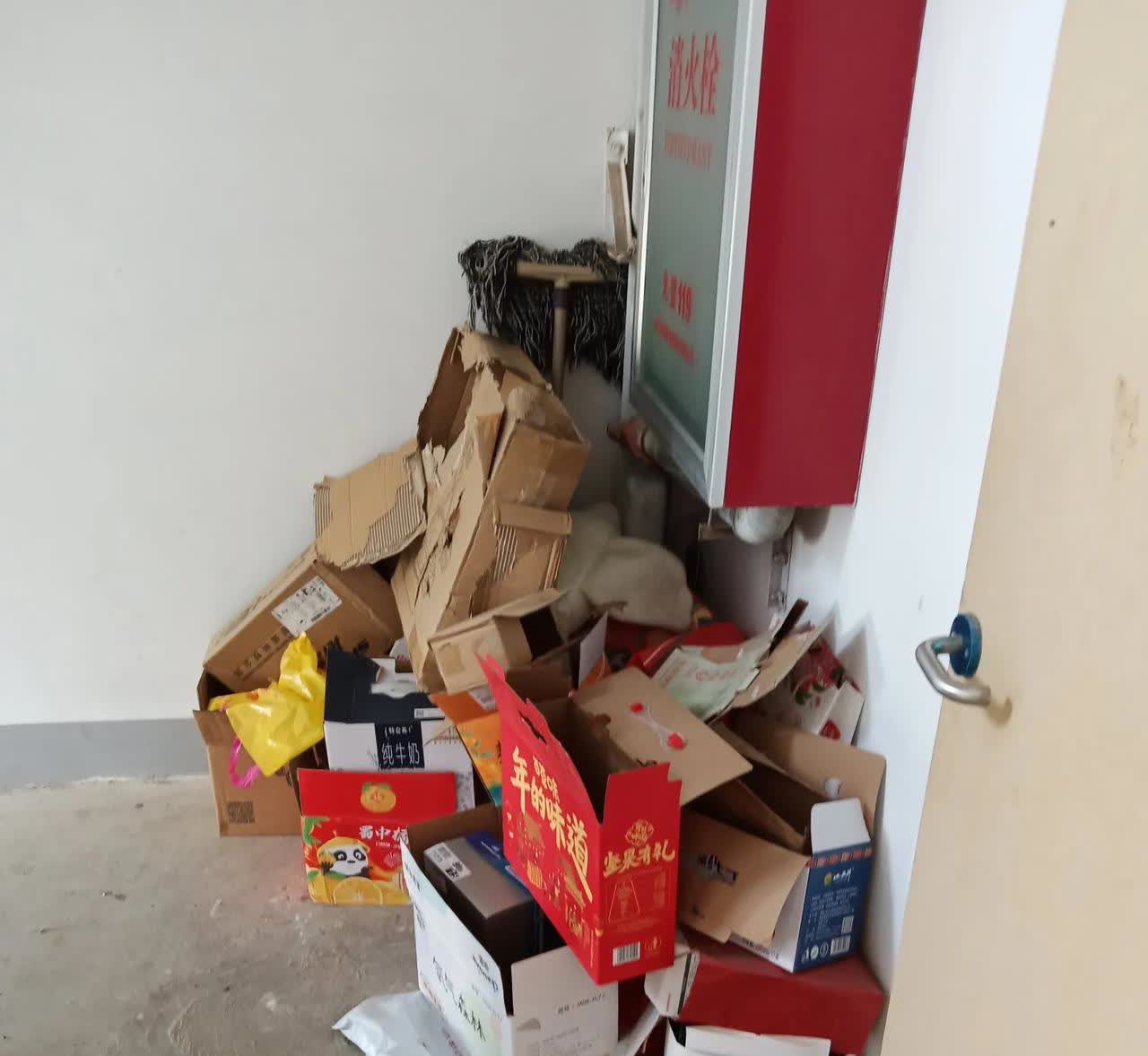 一大早邻居就和物业吵了起来吵得没法睡觉打开门才知道，是因为邻居老