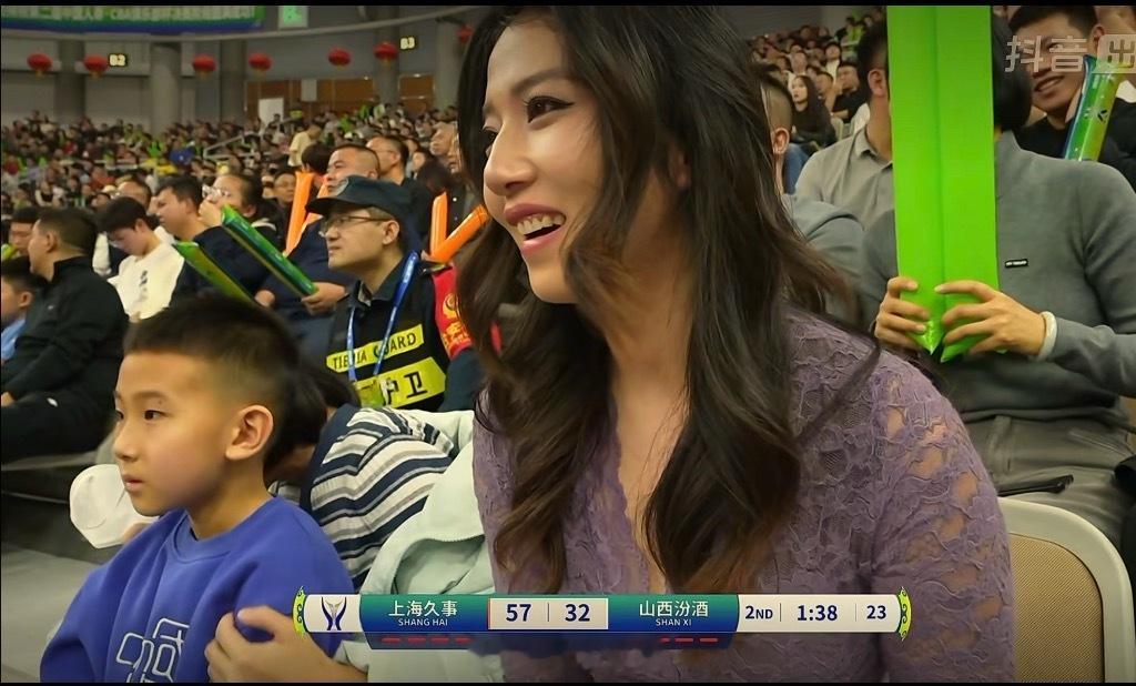 CBA俱乐部杯总决赛，最火讨论热度最高的竟然是观众席的这位美女cba俱乐部杯赛上