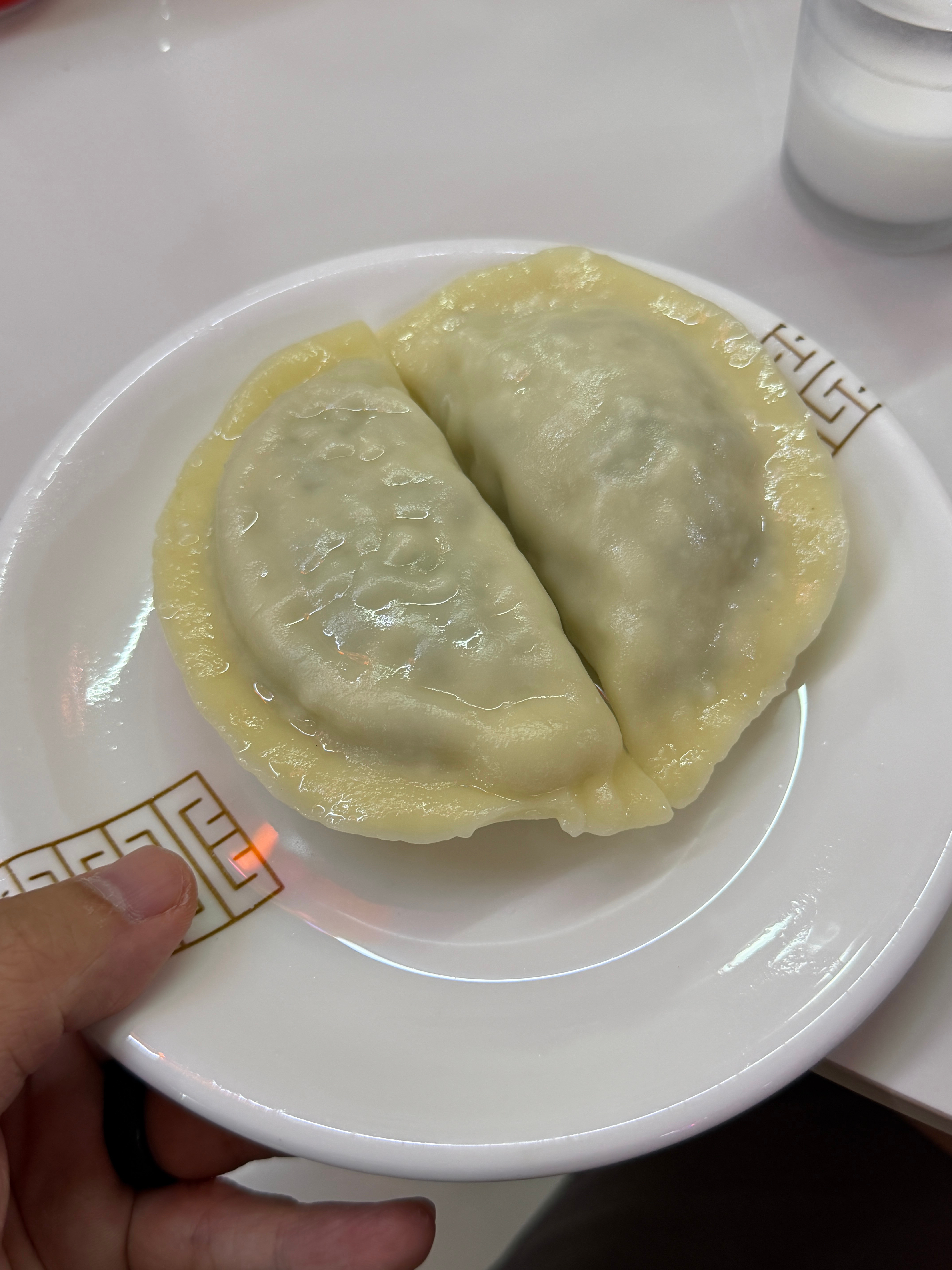 到了山东海边儿，海肠捞饭鲅鱼馅儿饺子必吃。酱爆八爪鱼和银鱼煎蛋也不错！烟台·