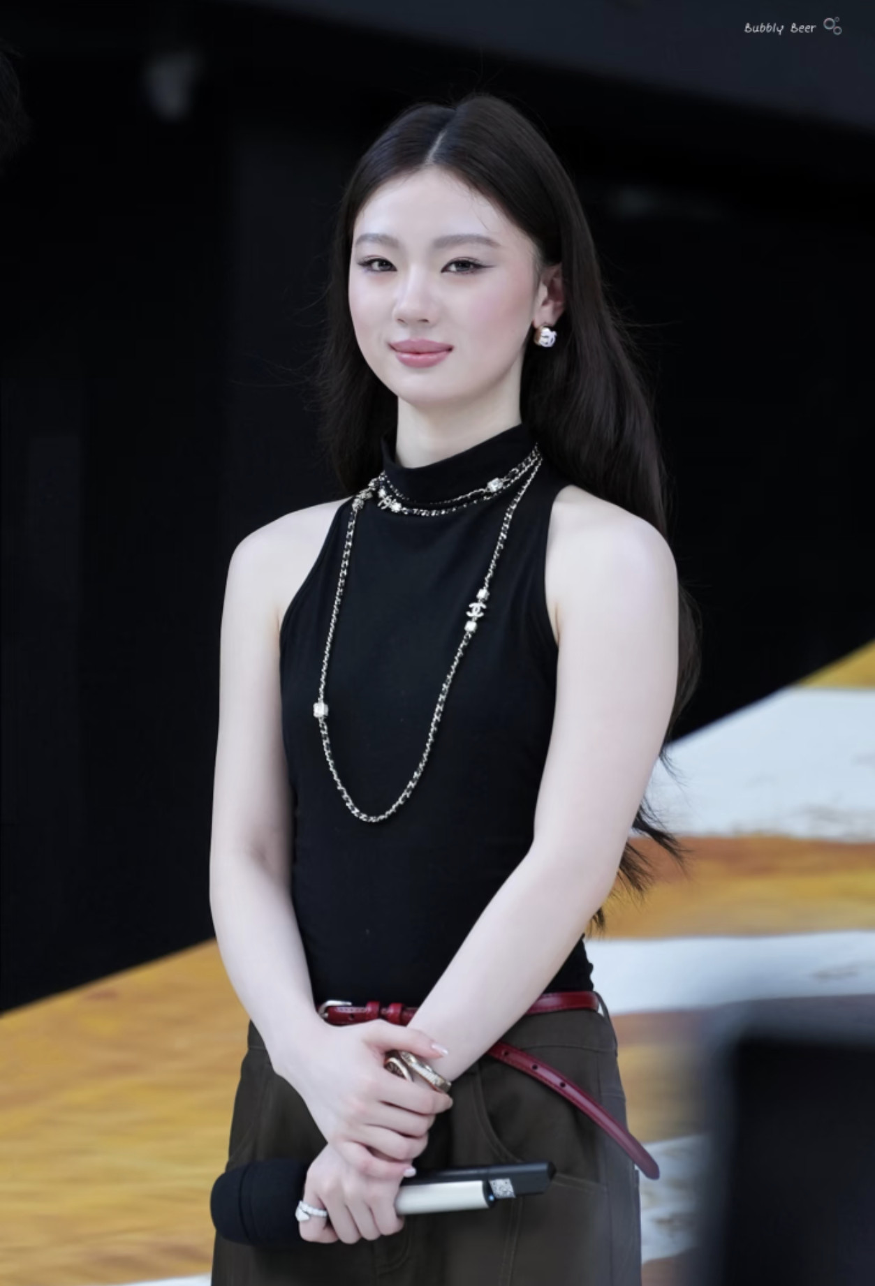 单依纯穿拖鞋上班别人上班精致全副武装，单依纯上班主打一个舒适至上✨录制国乐无双