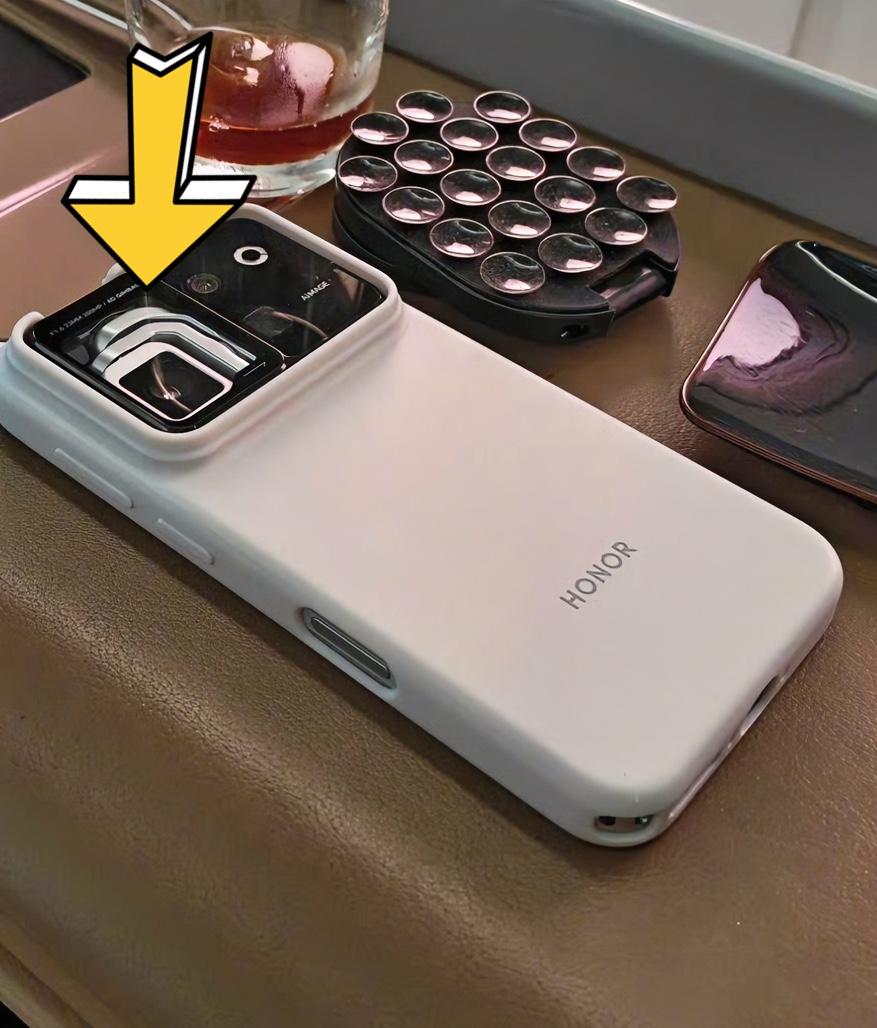 说荣耀RobotPhone后置镜头没有玻璃的可以停一下了，从陈震发出的真机图片
