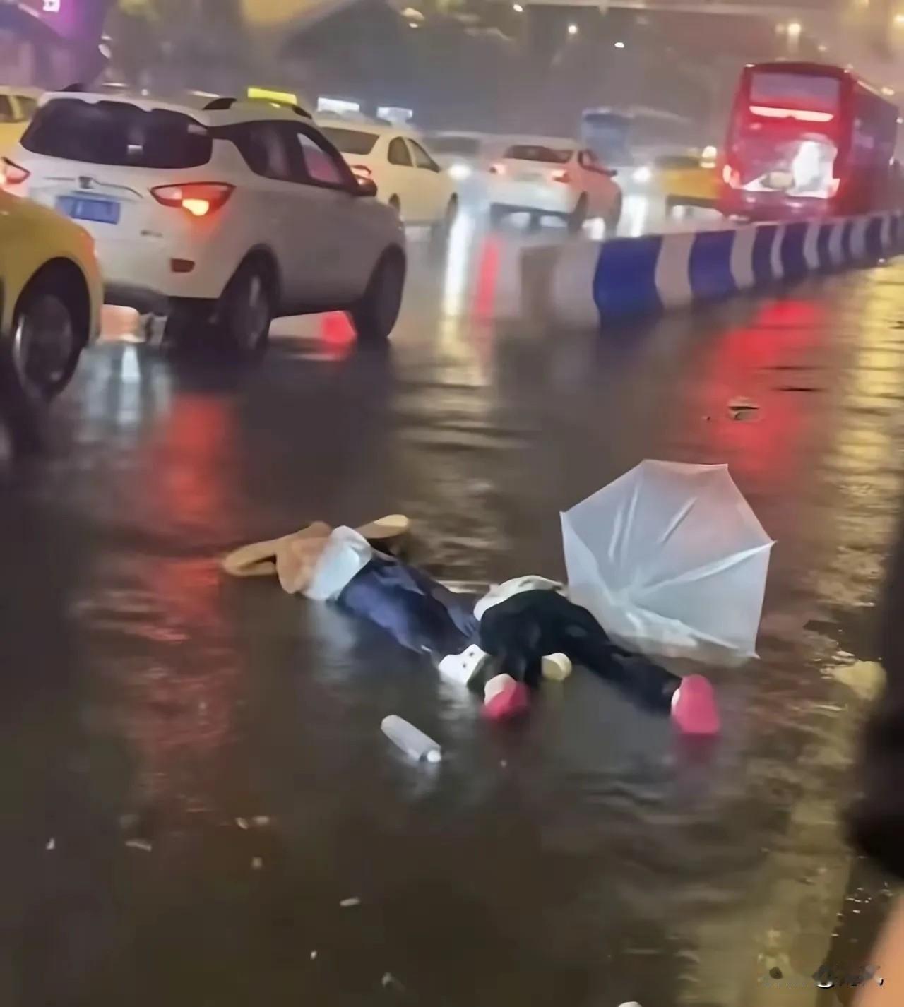她才十八岁啊。寒窗苦读十几年，好不容易熬过高考圆梦大学，带着满心憧憬，跟着
