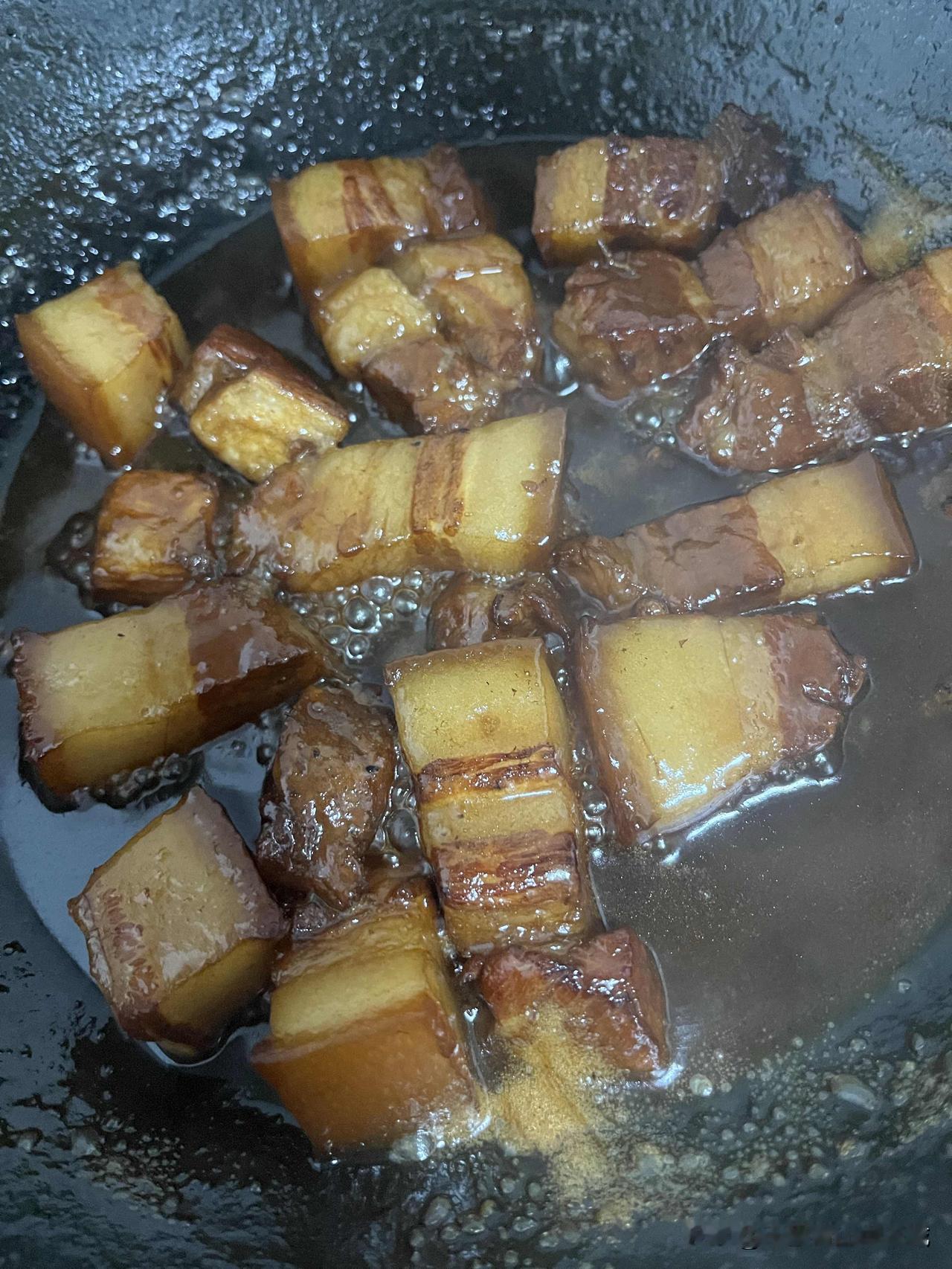 晚饭后，正在熬冰糖准备做红烧肉时，忽听微波炉里传来“嘣”的炸裂声。我一惊，忙丢下