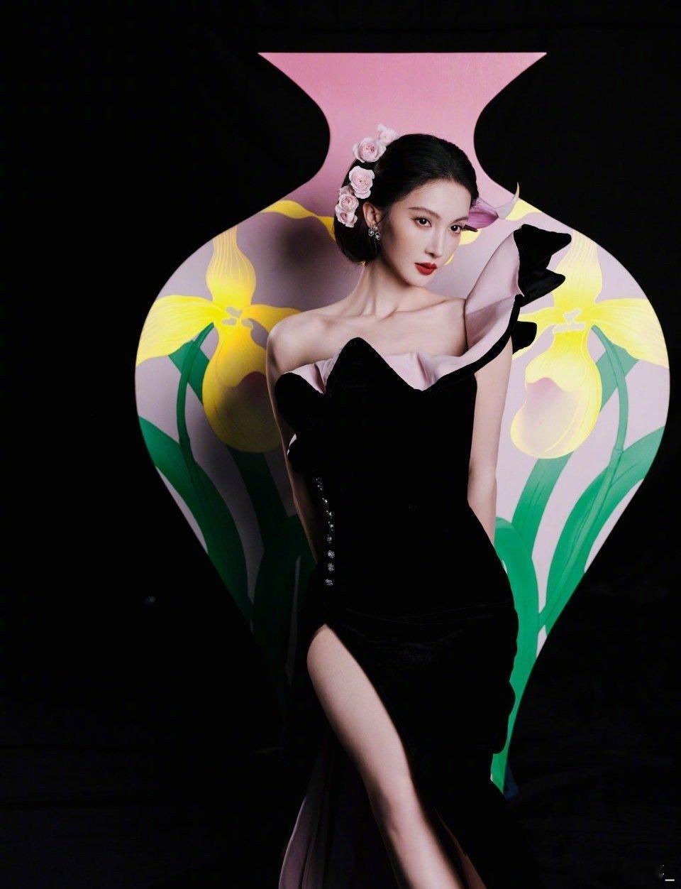 #金晨#花映芳颜，姿韵嫣然​