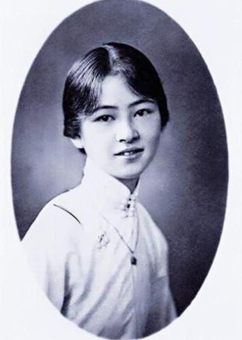 1937年6月，山西五台山，林徽因趴在佛光寺大殿的木梁上，借着手电筒的微光，一寸