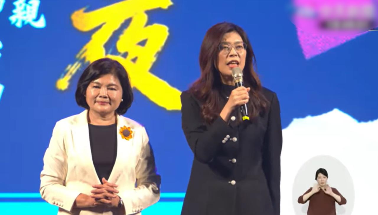 国民党主席郑丽文今天南下云林，出席“云林人之夜”活动。她身穿中山装，走上红毯，成