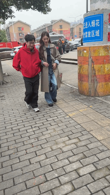 李维嘉这浓浓的“大婶感”啊，看背影，沈梦辰就是和一大姐一起逛街嘛！李维嘉这身型，