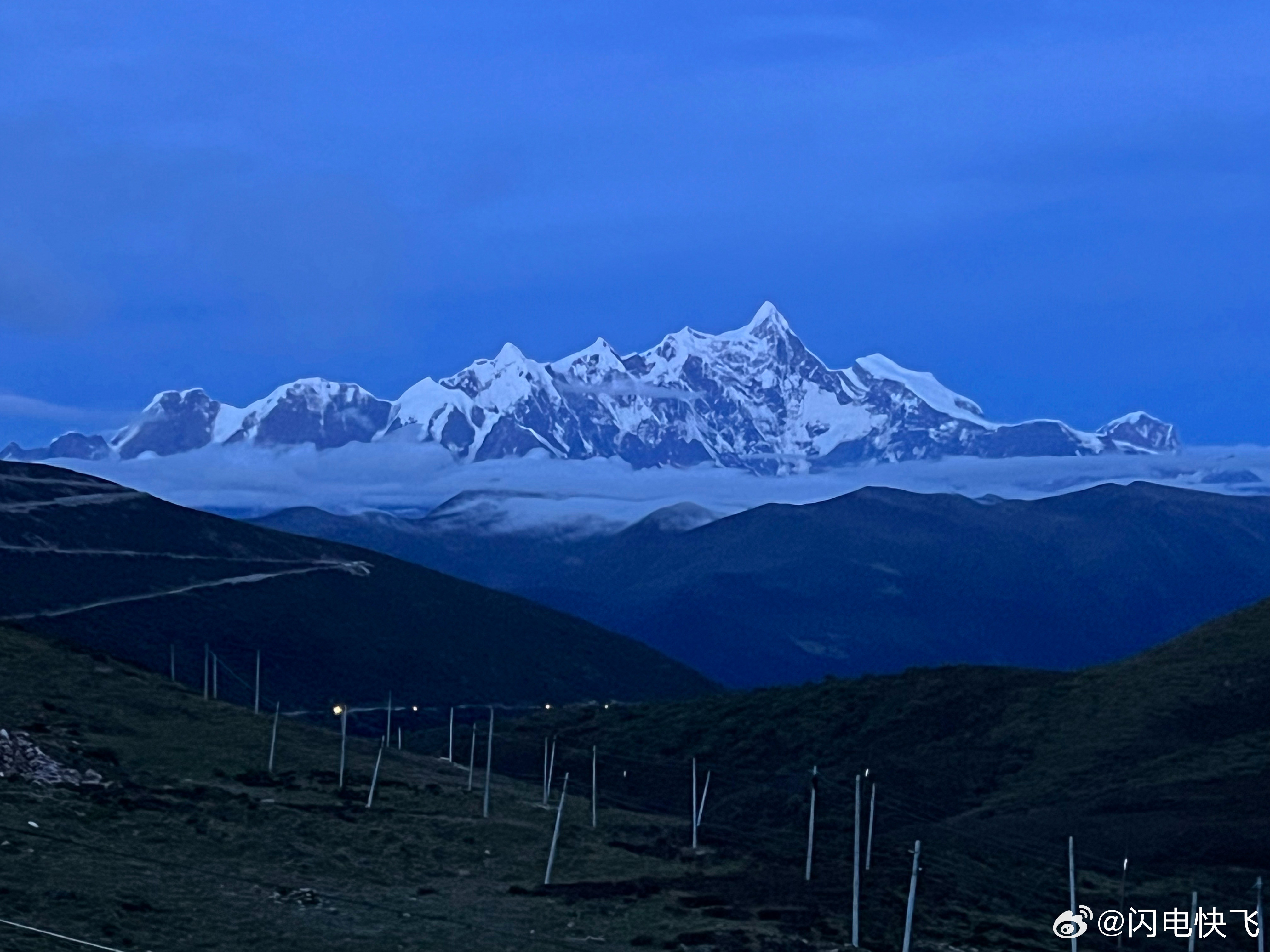 闪电快飞西藏之旅可能是下午的彩虹给我们带来了好运，在海拔4700米的色季拉山口