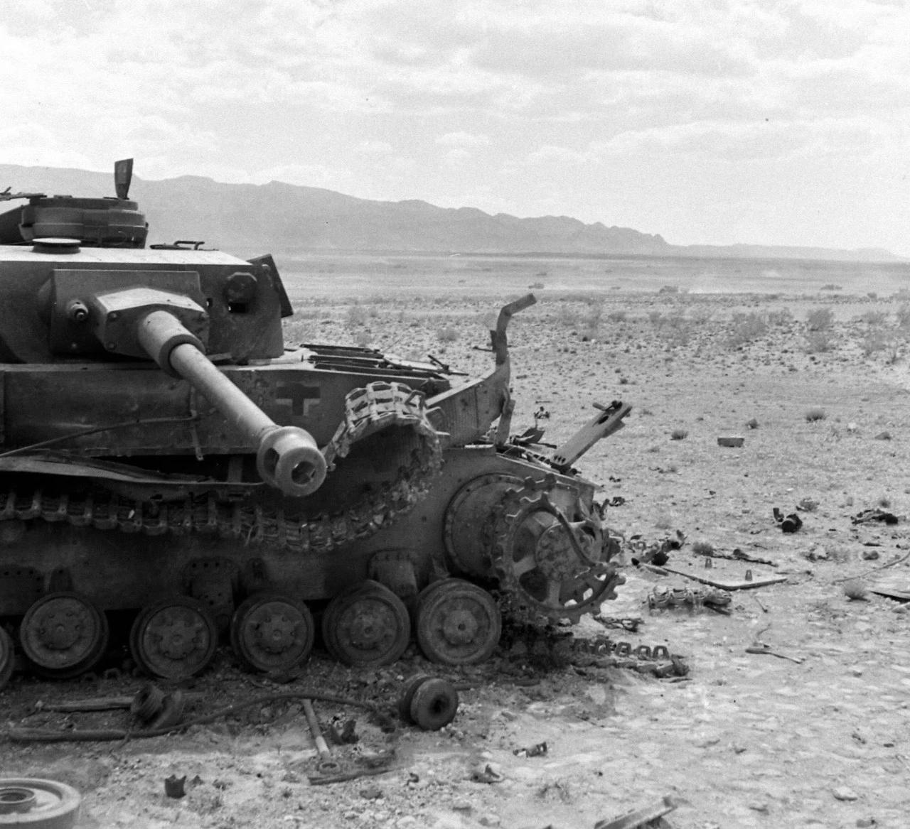 1943年在突尼斯战役的一场战斗之后，美军士兵们在打扫战场时，检查他们在战斗中摧