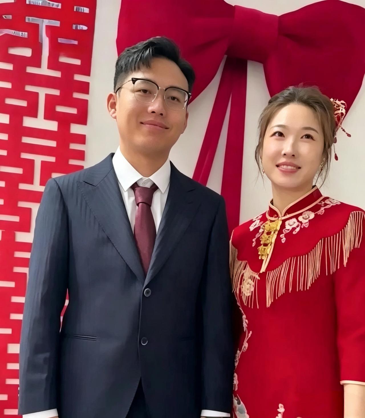 班主任嫁给了自己学生，婚礼现场老同学齐喊“老师好”，新娘回怼绝了！福建厦门一