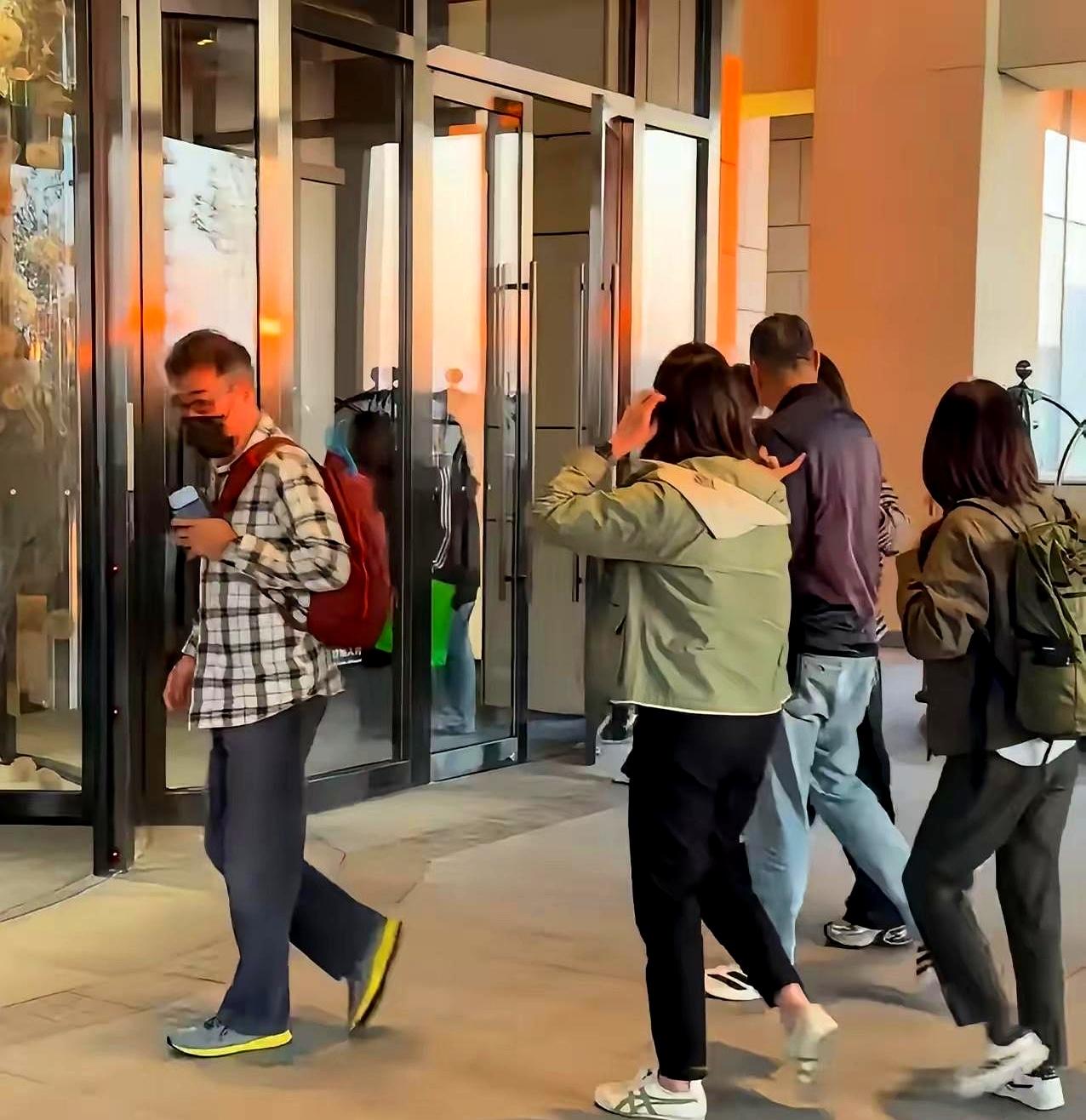 写尽了人间悲欢，67岁的李宗盛终于给自己写了个圆满结局。最近他在内地开巡