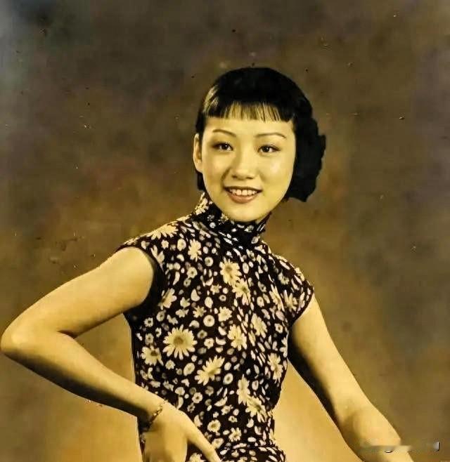 吴忆梅是军统女特务，上海人，任职军统多地外勤高级潜伏特工，绰号“千面女郎”，是军