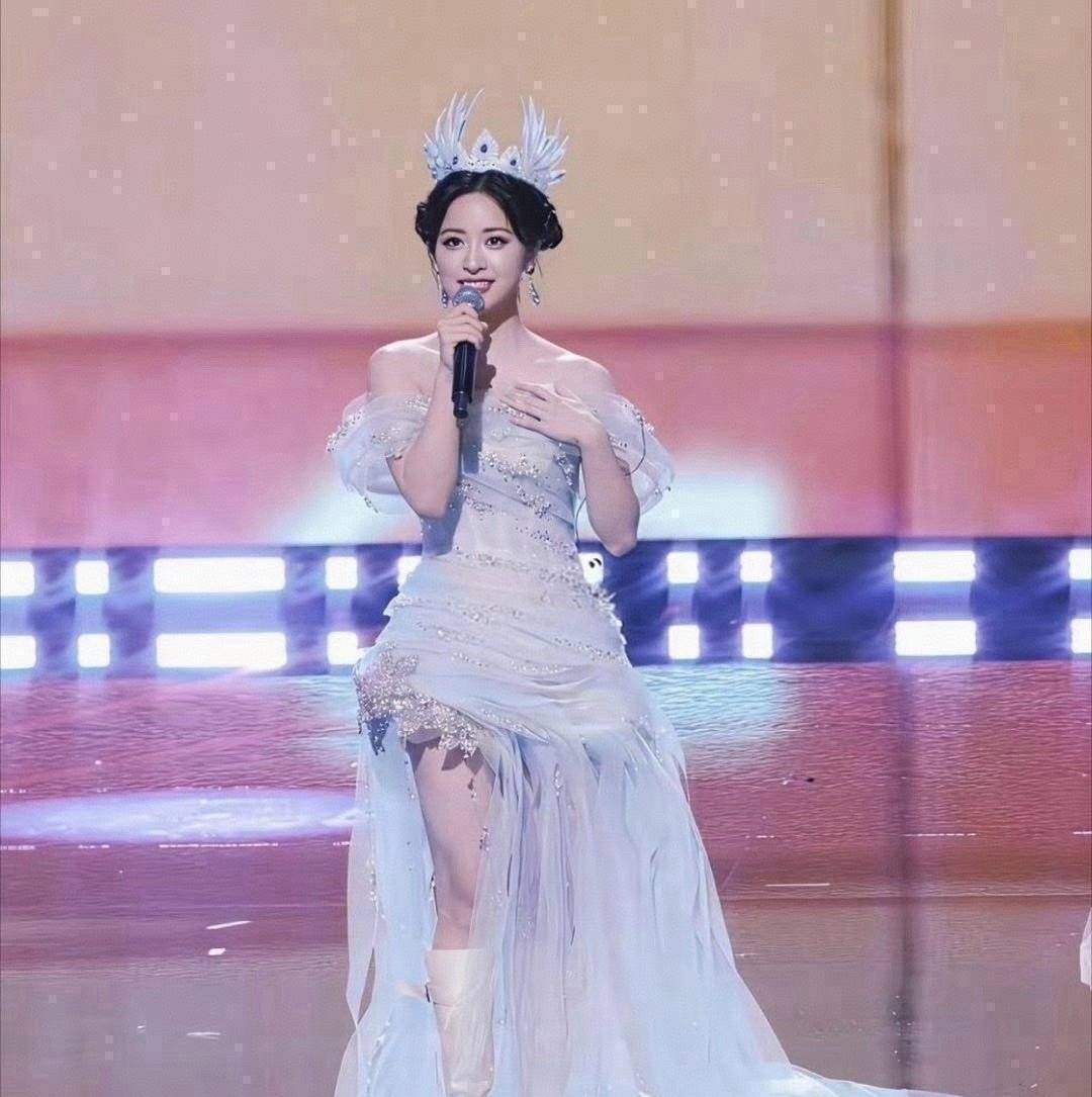 沈月的身材吧，确实是有点争议，但那张脸是真没话说！​​​
