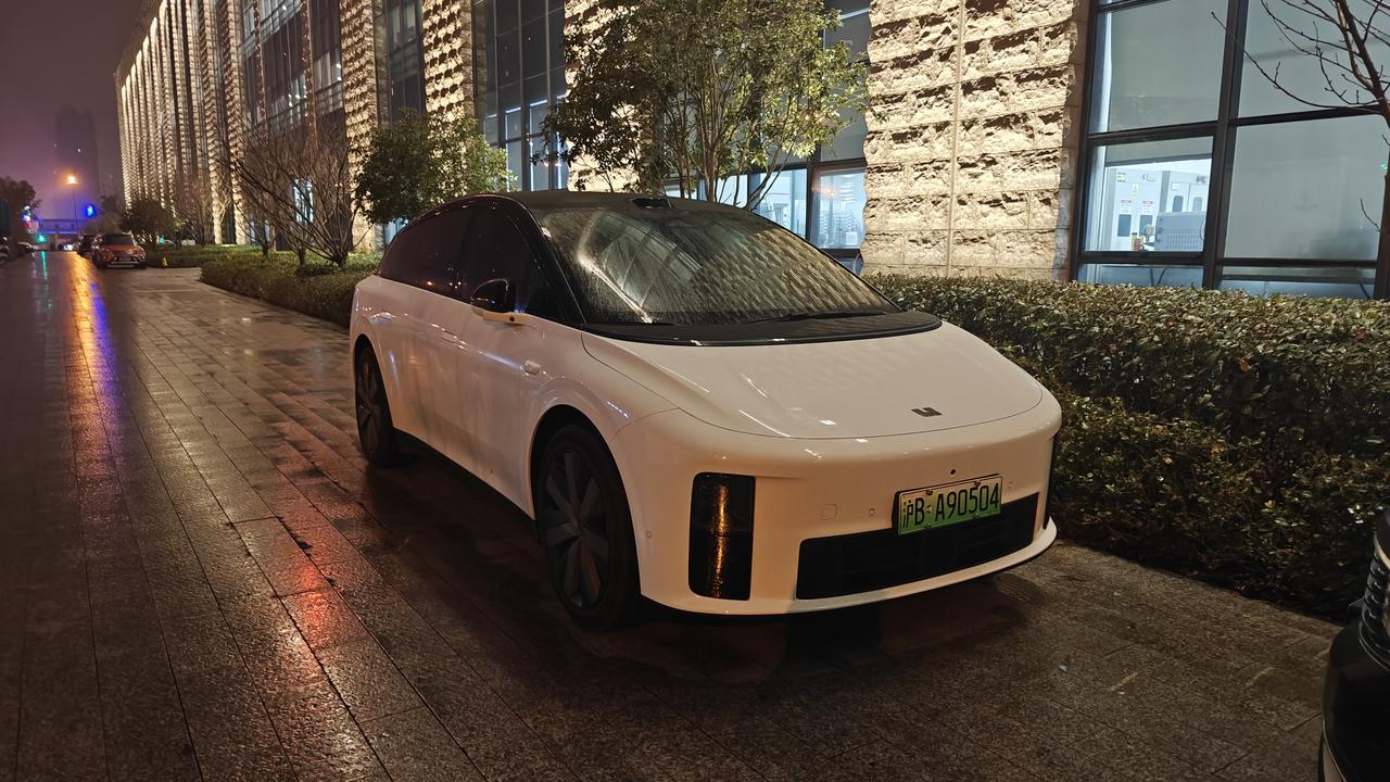 有一说一，理想I6还是好看的，尤其是最喜欢的白色！它确实跟普通的SUV