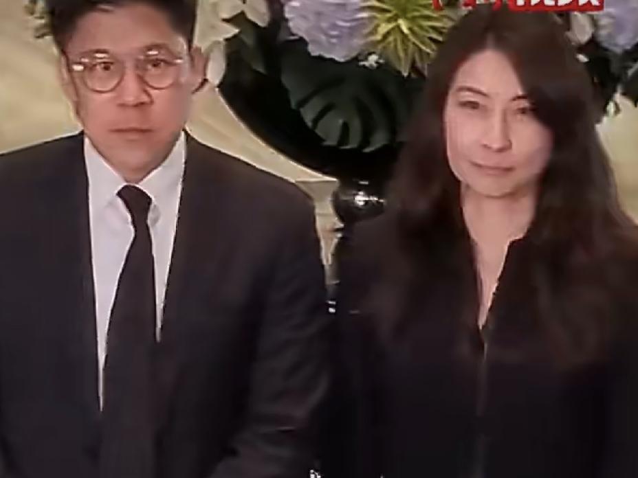 看到郭晶晶才知道，这才是真豪门妇5月17日下午，霍启刚与妻子郭晶晶一同出席赌
