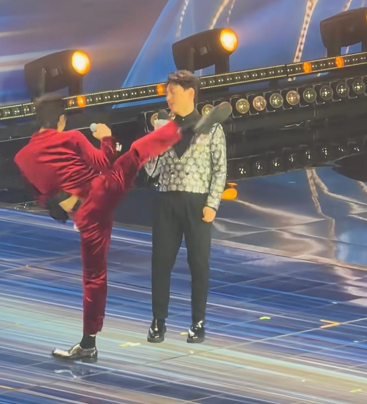 网友评价向佐：向佐给人的感觉就是，你好好跟他聊着天呢，他突然打车走了，坐的还是后