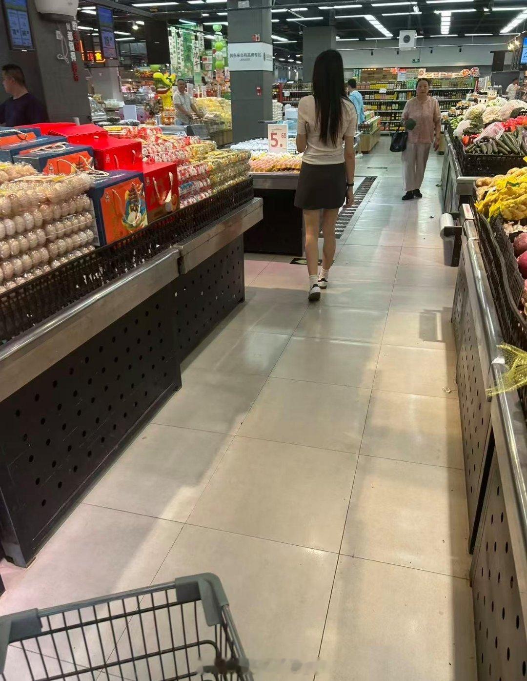 我老婆87年的身材保持的怎么样为什么现在的女人都不显老啊，我老婆40岁169体重