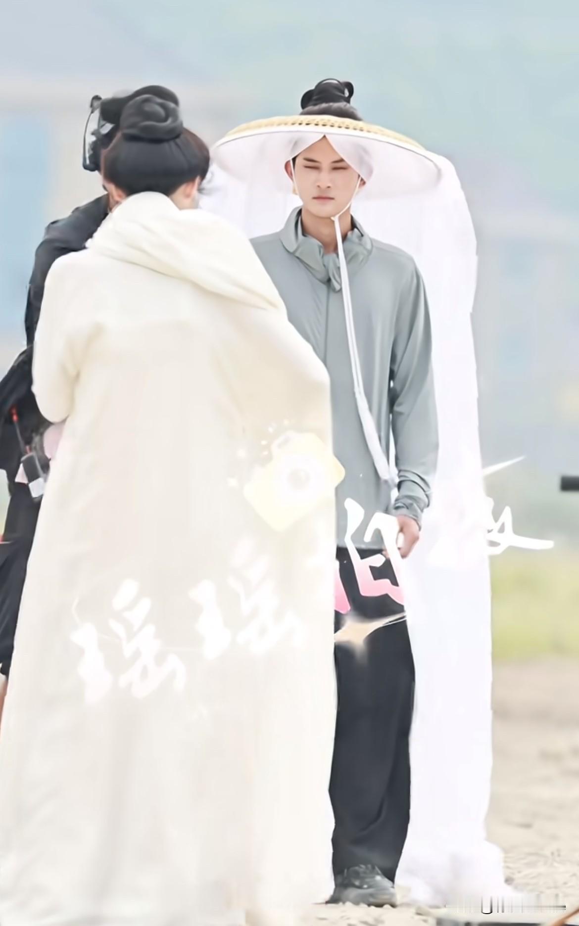 10月8日，孟子义受伤后，剧组安排李昀锐替身给孟子义替身做替身，替身小哥叉腰看着