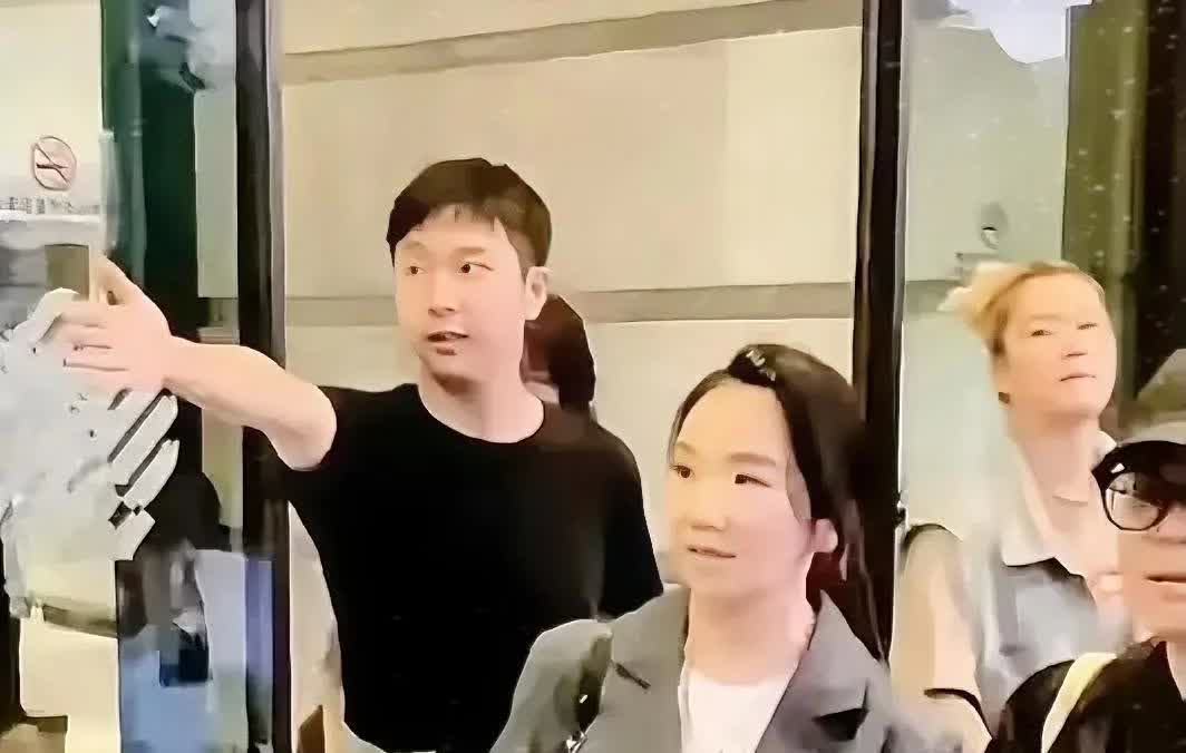 陶晶莹这回麻烦不小。她现身上海录节目，被居民喊话返回台湾。以前她