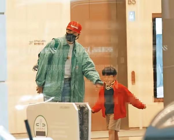 古巨基堪称模范父亲！近日，他亲自送6岁的儿子前往学校，被曝出孩子就读于香港一所顶