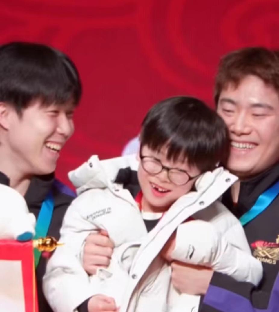 被乒超这张合照暖到！王楚钦梁靖崑+凉皮，温馨感拉满谁懂啊！乒超联赛山东魏桥