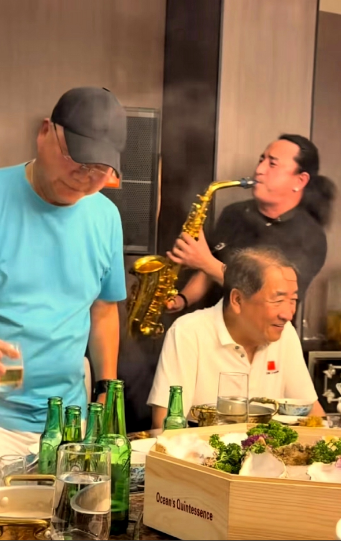 国庆节长假第一天，姜昆第一场聚会开始了！国庆假期的头一天，相声表演艺术家姜昆就赶