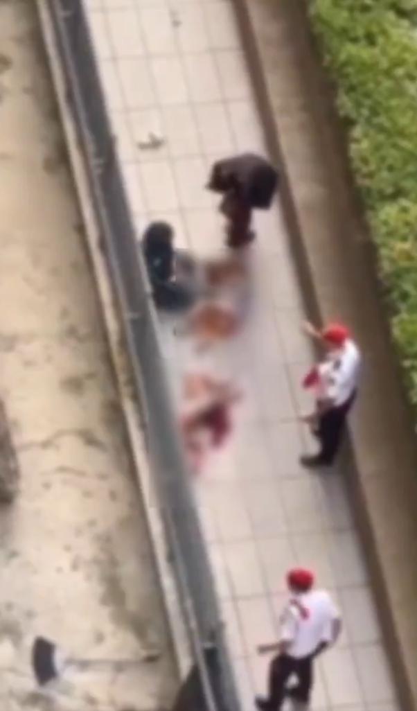 这起悲剧发生在马来西亚：在一栋24层高的住宅楼12楼，一名男孩悬挂在阳台上，眼看