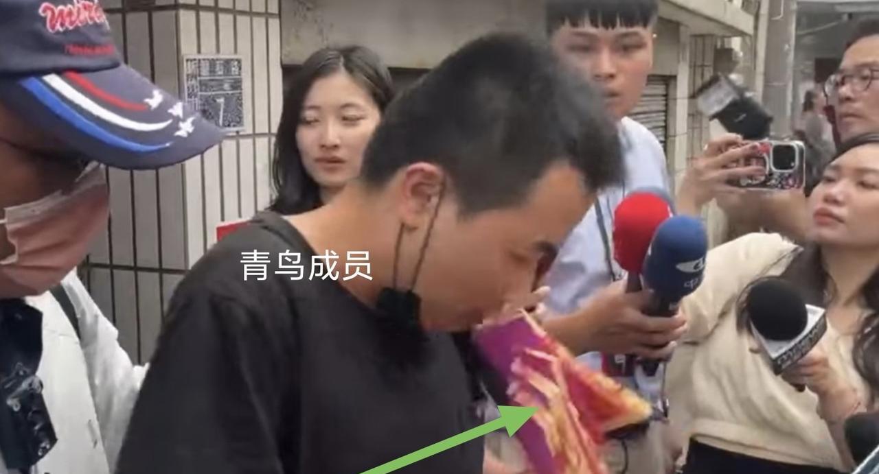 柯文哲今天刚出来，今天下午就有绿营青鸟成员往柯文哲头上撒冥纸，并大喊“柯文哲贪污