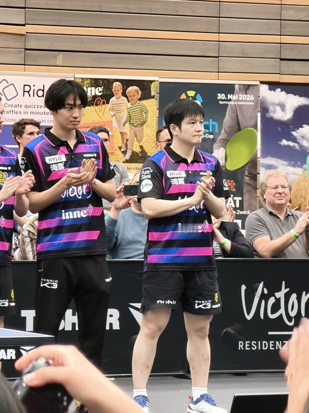 樊振东在萨尔的最后一场比赛，挥手不是再见，欢送好特别，送别歌真的很好听！这些年