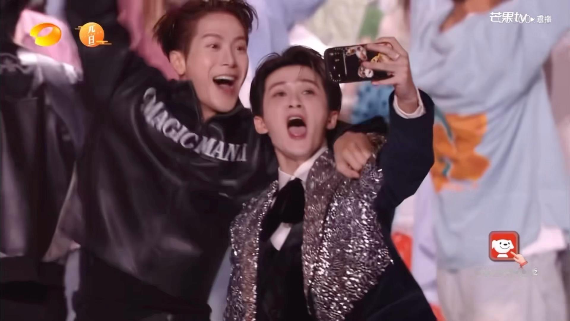 哈哈哈哈哈哈哈哈檀健次哥王嘉尔好可爱啊！后面王嘉尔把檀健次手机抢走了，自拍转他拍