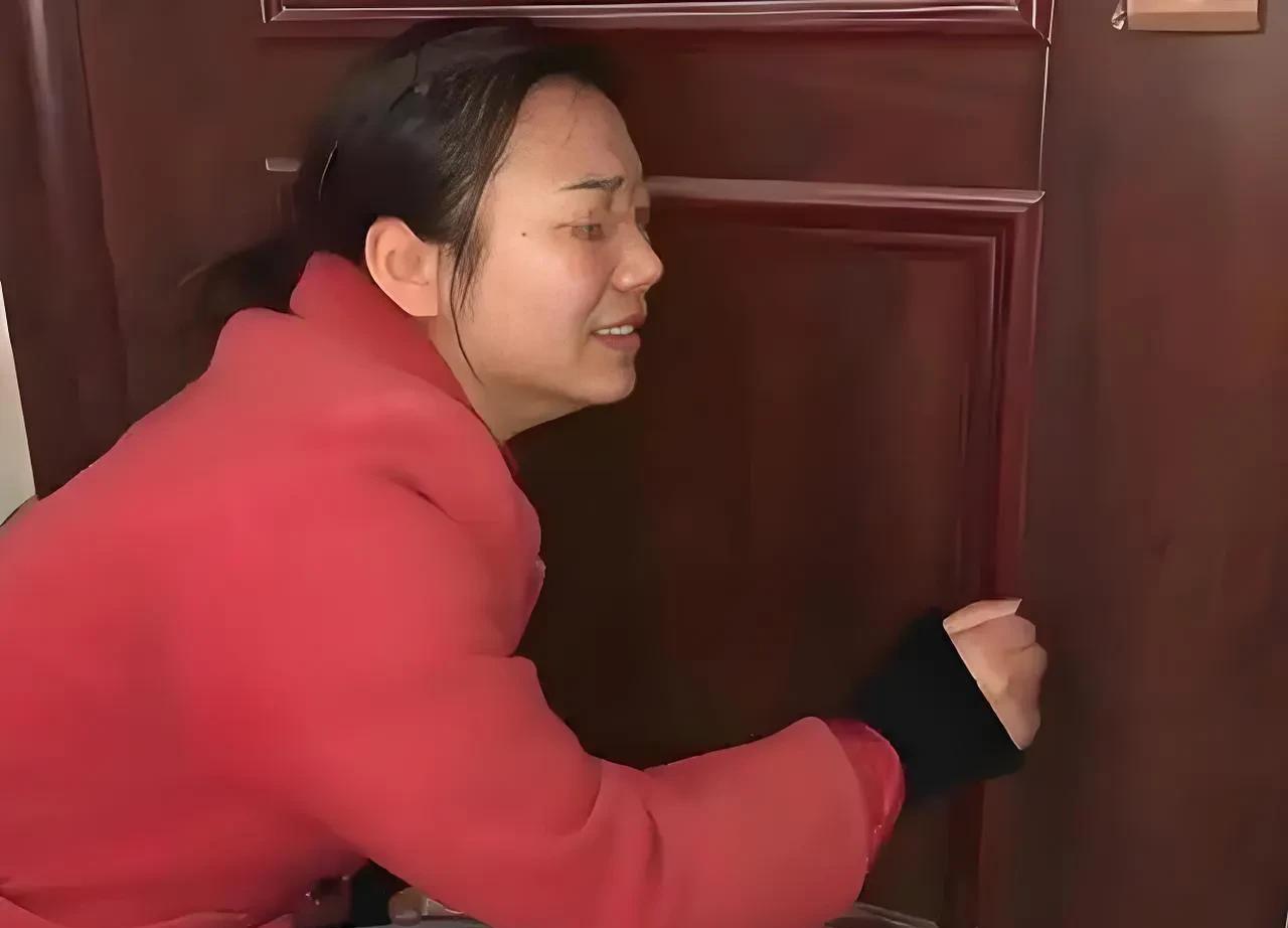 上海，女子刚拿到抚养权，就立马去前婆婆家，敲门接孩子，不料，前婆婆拒绝开门，不愿