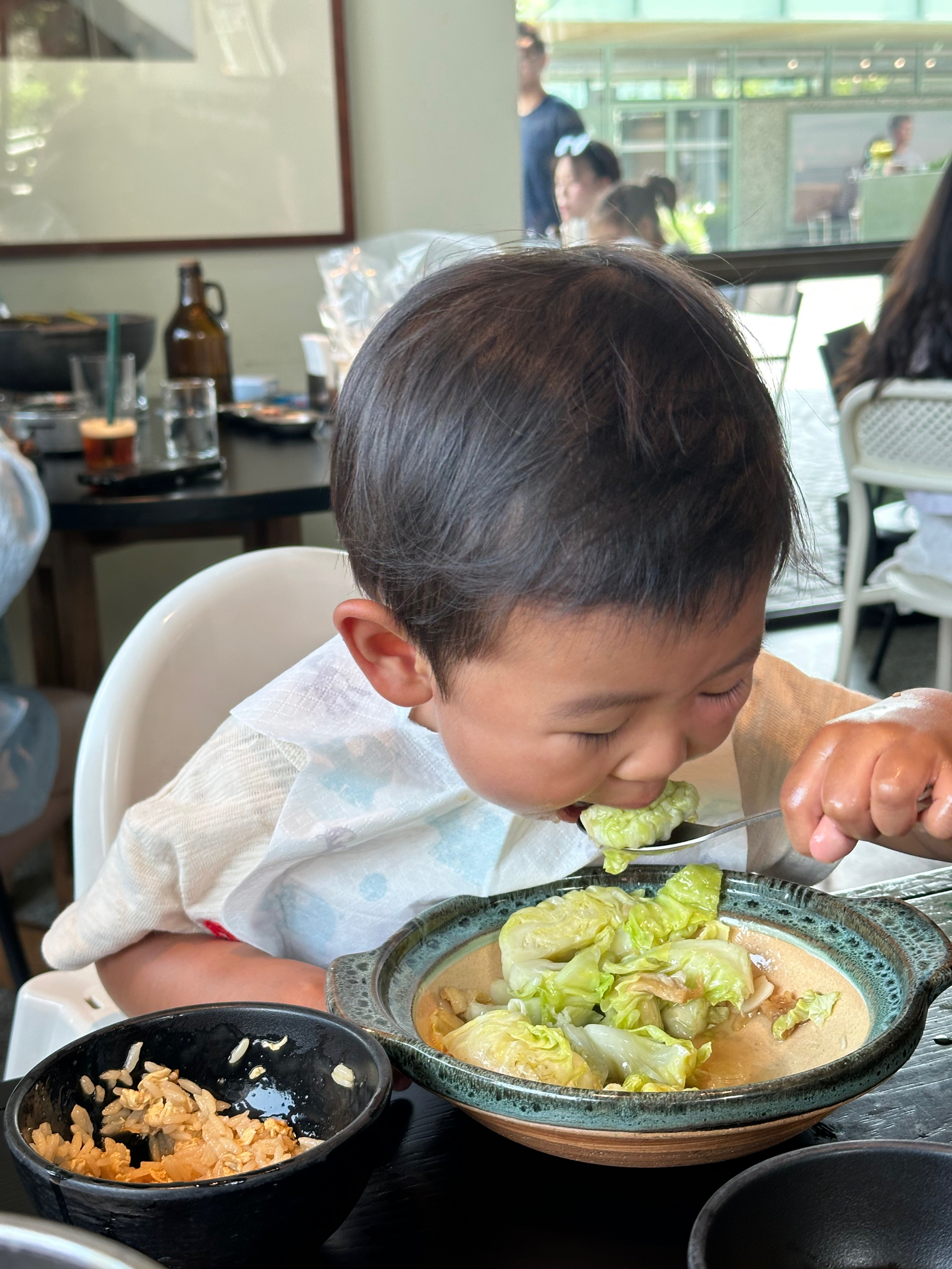 阿那亚餐厅——春台，游完泳正好看见这家热门，排队五桌还好。香茅猪骨很好吃，春卷不