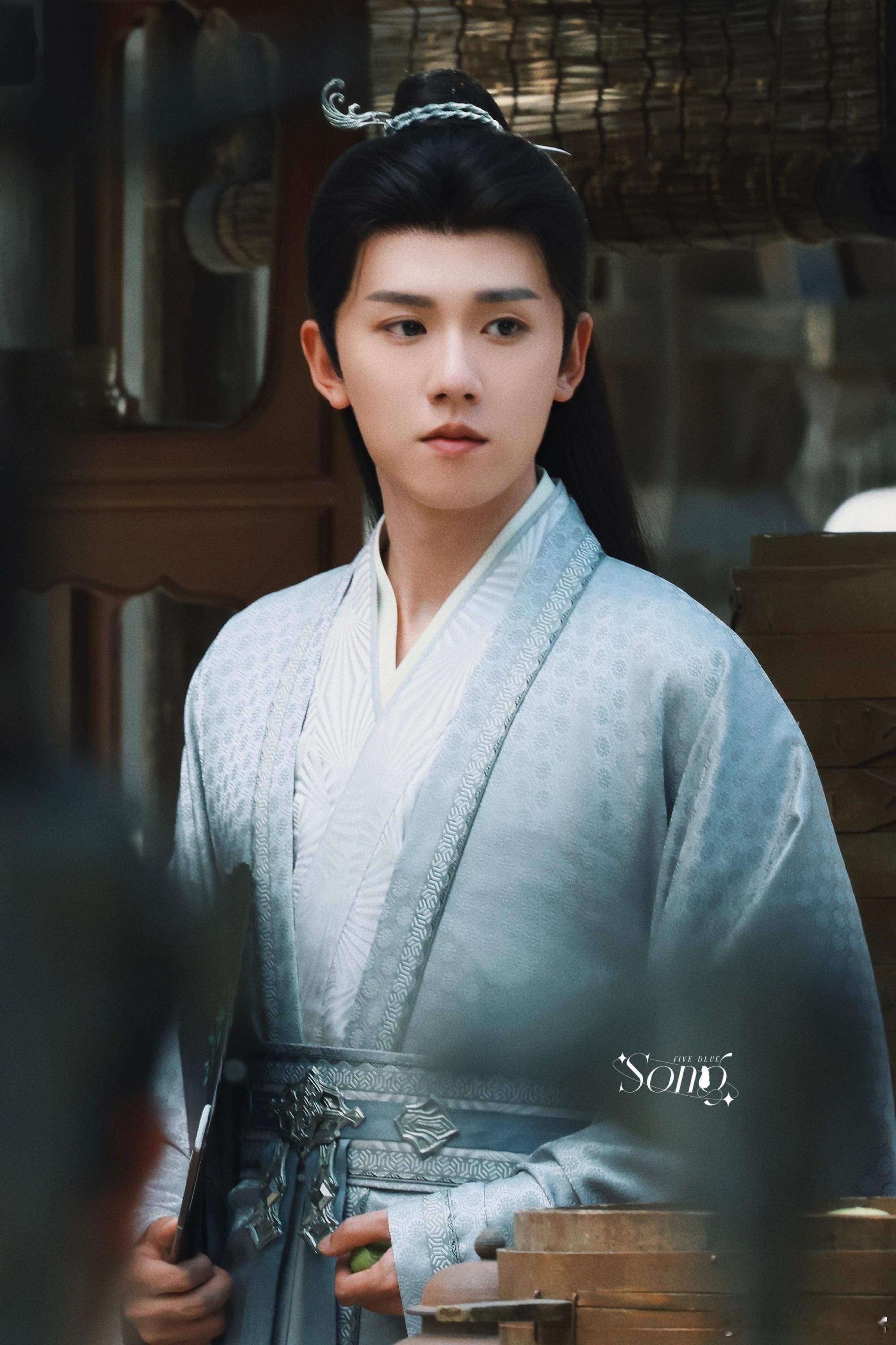 《凤凰台上》的剧情真的很精彩，凌苍苍和王爷从仇人到亲戚，剧情和角色的反转很有意思