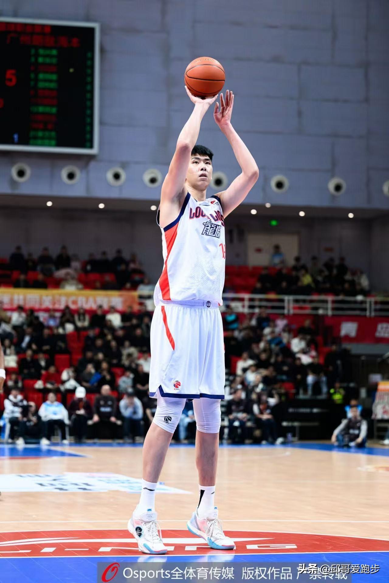 现在想想当年许昕指向杜峰的时候，当时以为就是情绪失控！现在看来确实给自己指了一条