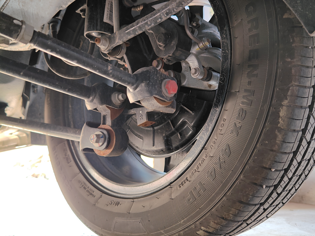 比亚迪铁锈提车三个月，发现有几个地方有锈迹。我对于车不是很懂，这些地方生锈的话