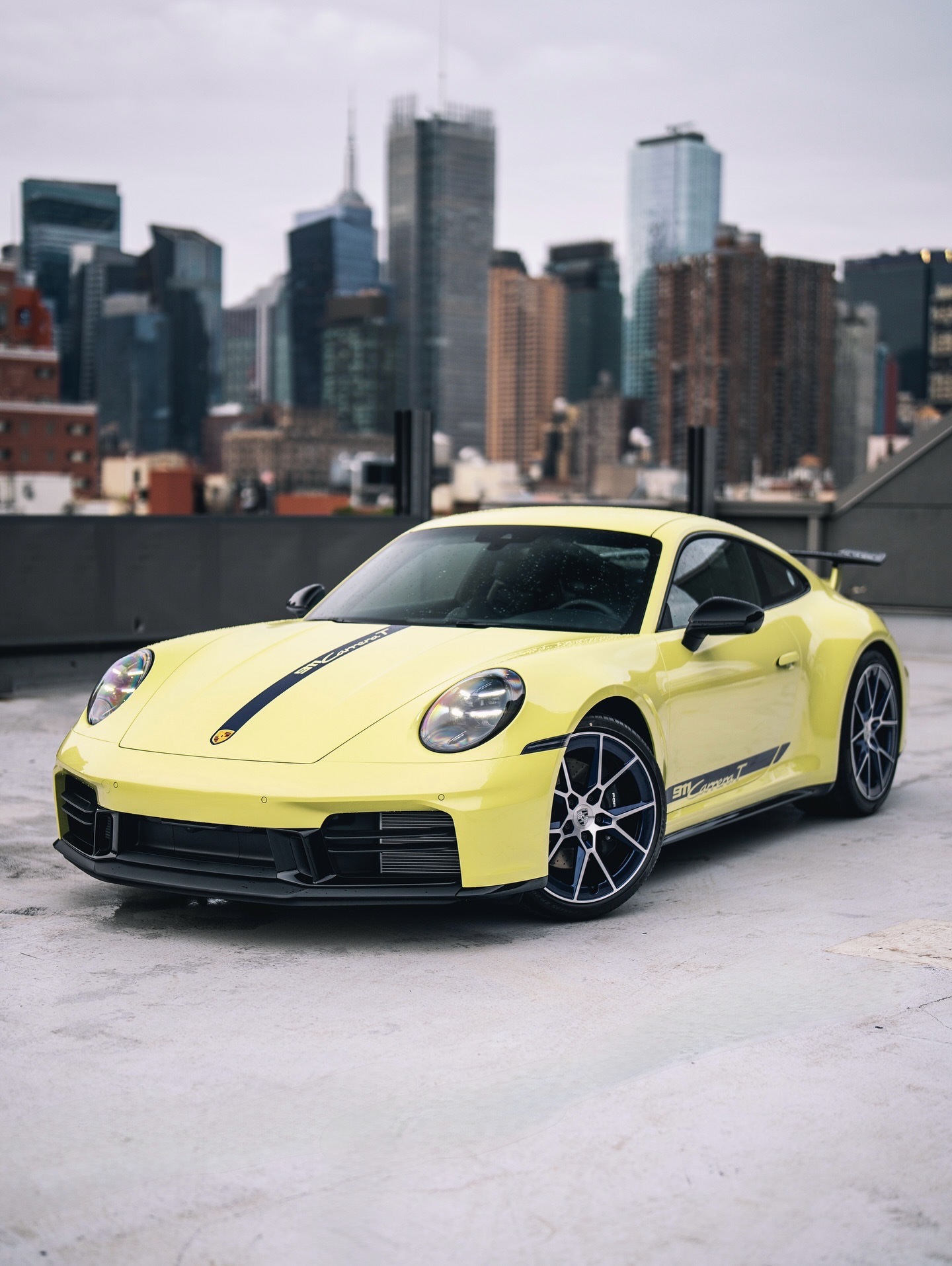 2025款保时捷911CarreraT。💛该车以卡塔赫纳黄金属漆涂装，采用
