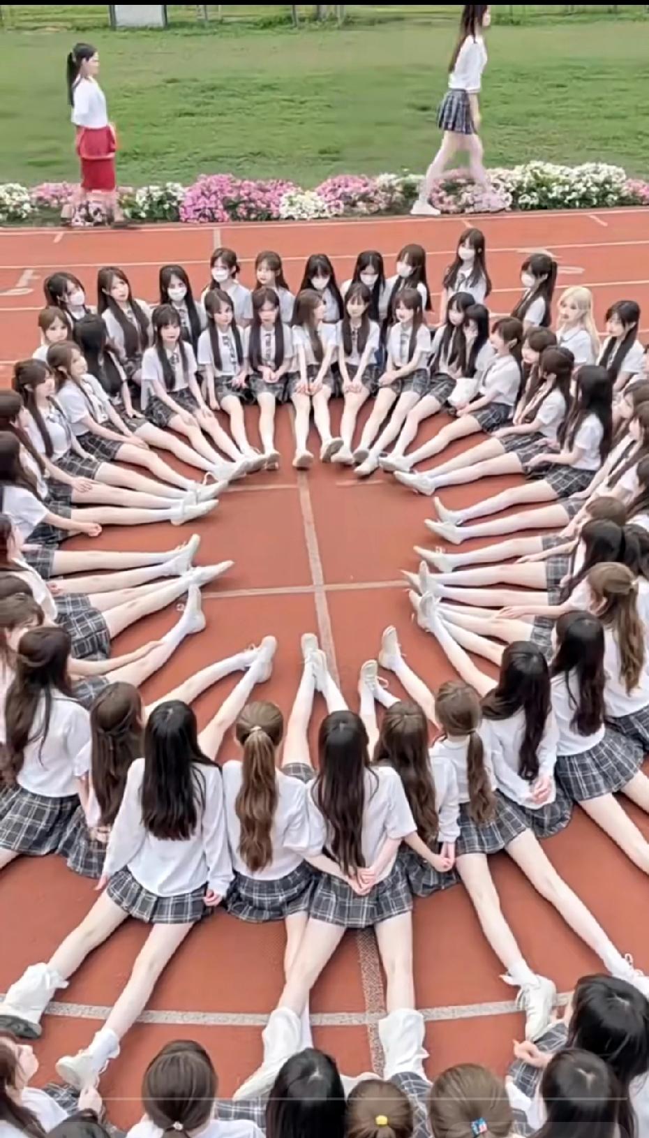 一个班的女生同时做一字马我真的破防了！为练一字马疼到哭，结果人家舞蹈生全是“