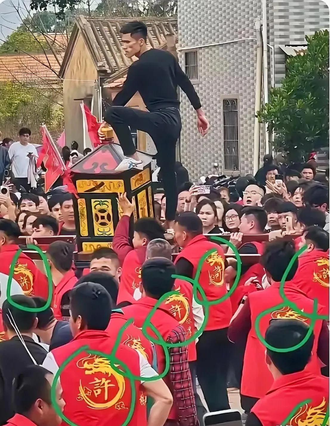 猖狂的许家没想到会输得这么彻底脚踏妈祖轿顶，这是什么操作？不怕亵渎妈祖遭………