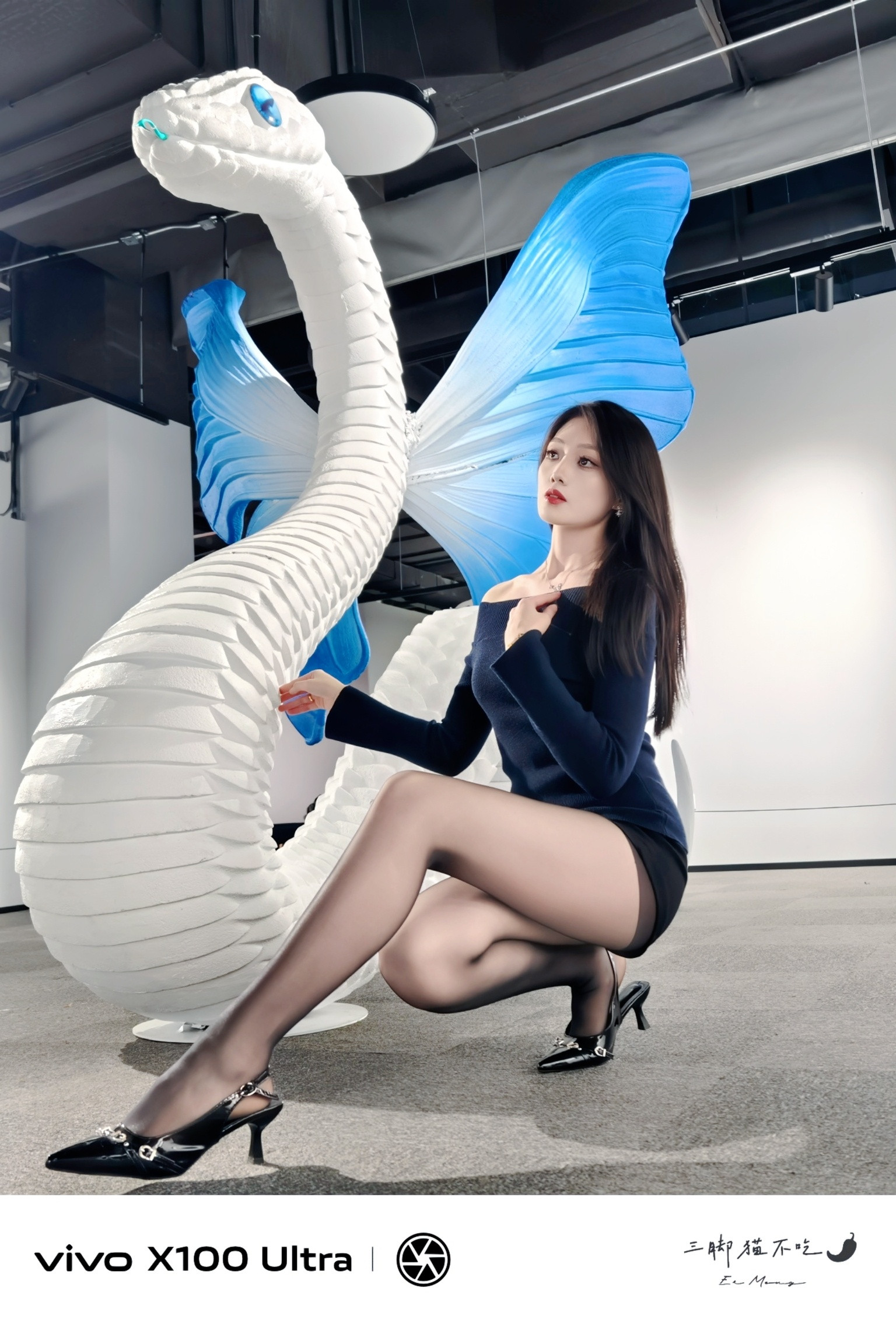 vivoX100Ultra拍摄的照片成像效果。色彩上，雕塑蓝与人物服装对比鲜