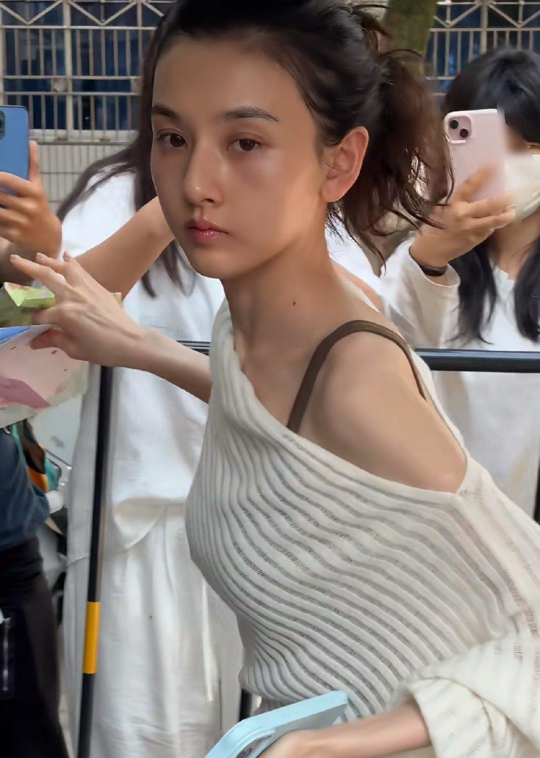 明星就算是素颜出镜也是很抗打的，也都是绝世大美女，之前看过一个节目就是录取电影院
