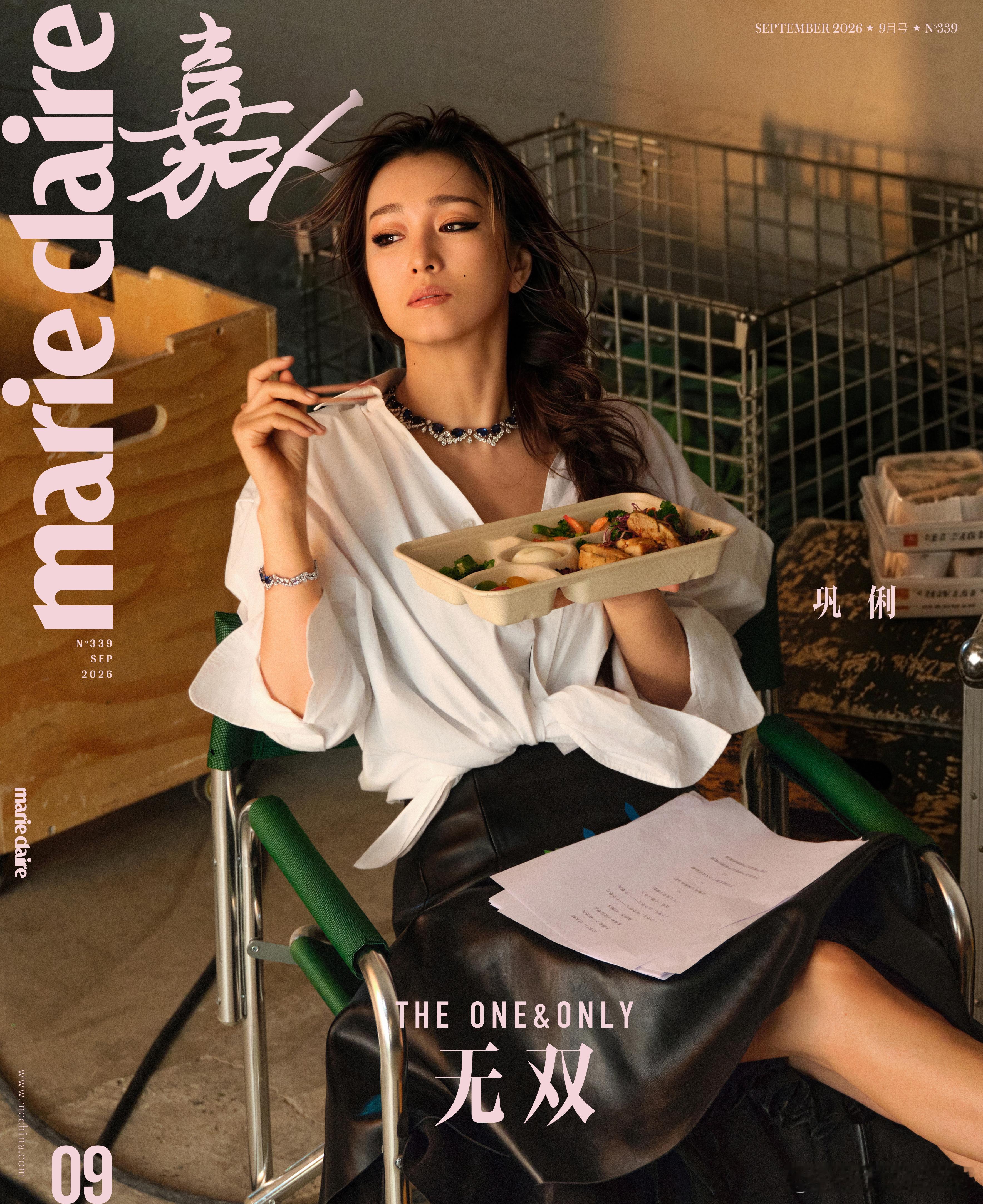 巩俐拿盒饭都像在晚宴巩俐能把普通衬衣穿成高定感什么叫做人自带高光，巩俐手拿盒饭姿