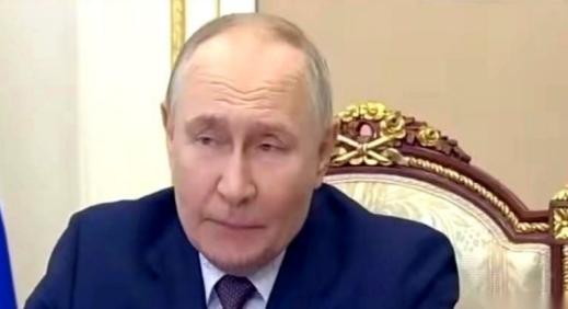 普京突然聊起一桩百年前的买卖。他说，“我记得1917年丹麦就把维尔京群岛卖给了美