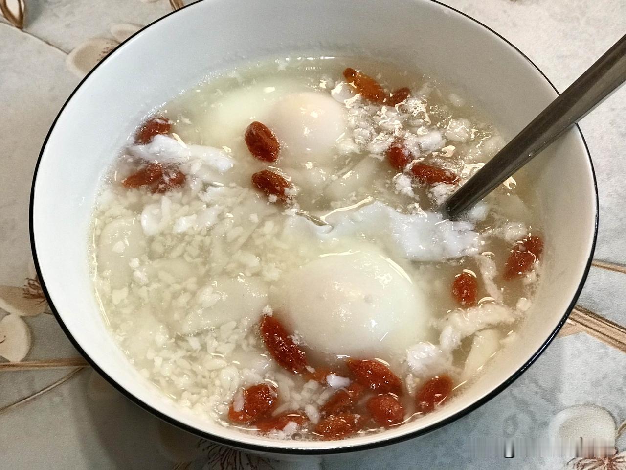 醪糟是自己做的。简单说来，就是用糯米蒸半熟，过冷水使之放凉，再加入甜酒曲拌匀