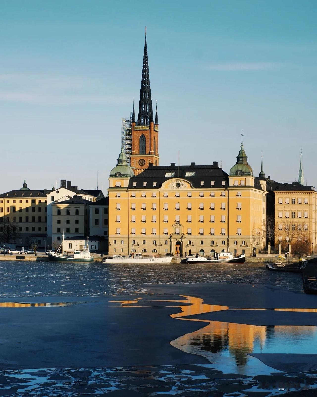 瑞典斯德哥尔摩。一眼能望到地平线的，是老城区，也是保护的最好的地方，这里，不让盖