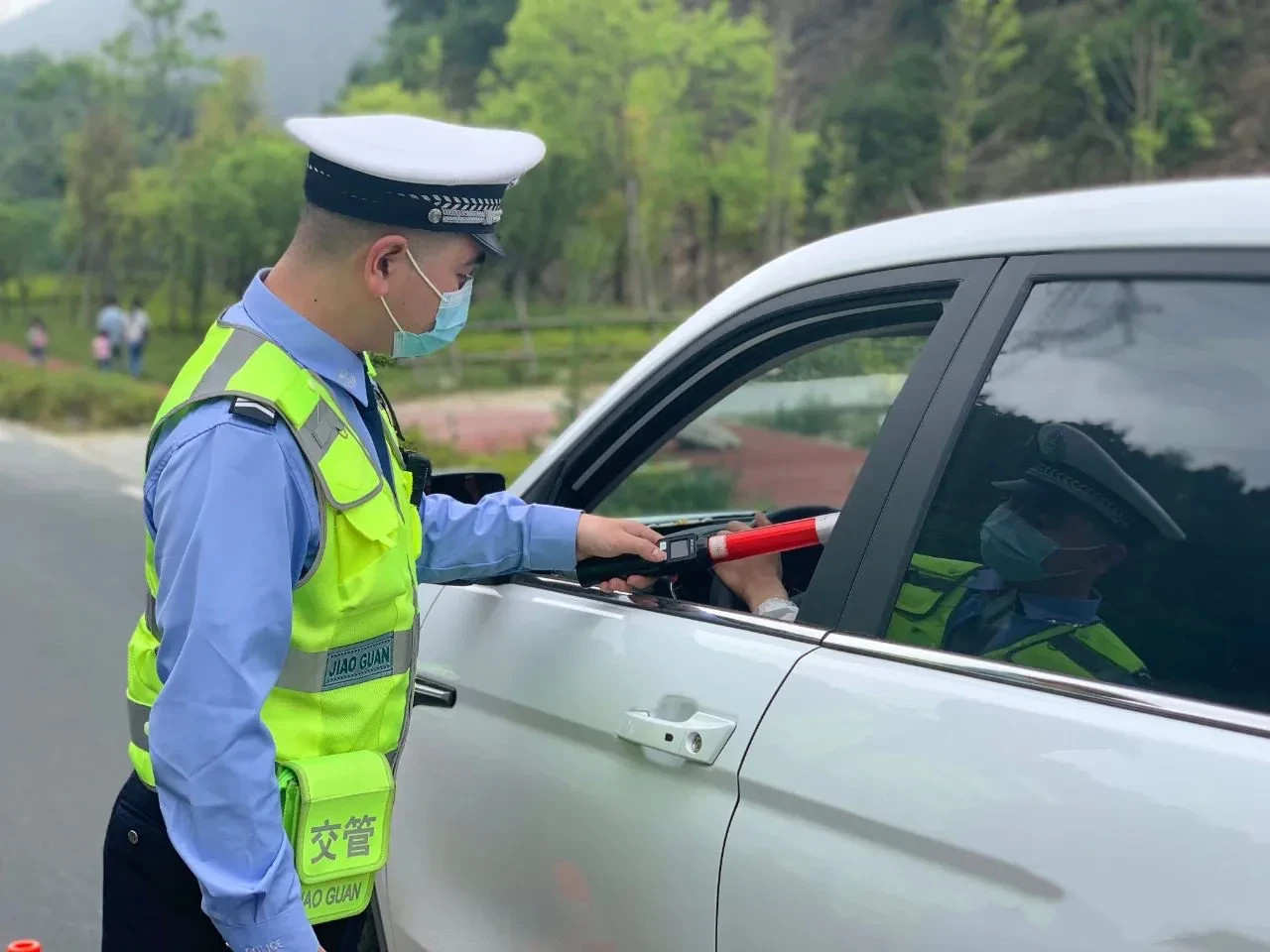 “太奇葩！”河北，一名男子喝了瓶啤酒开车，不巧被交警逮到，吹气酒精含量26.3m