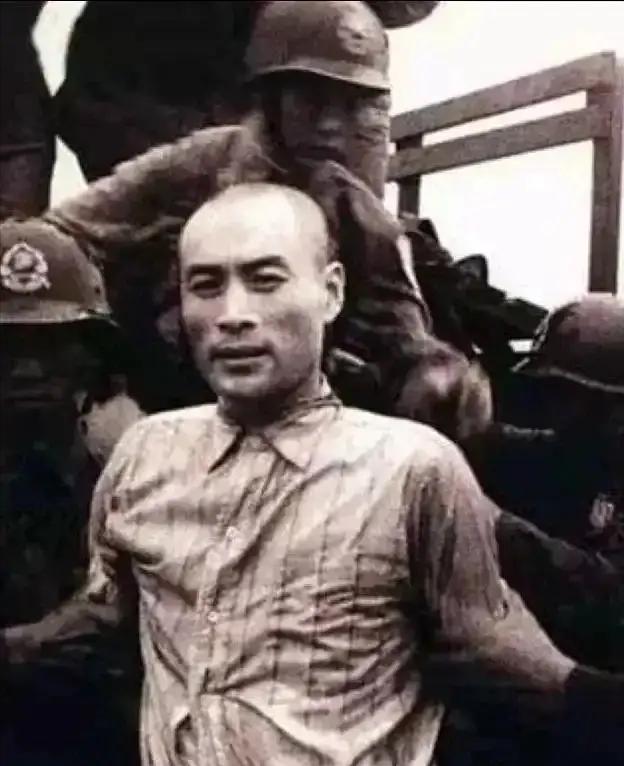 七枪。整整七枪，他才倒下。行刑记录上就六个字，“无人认领遗体”。 好